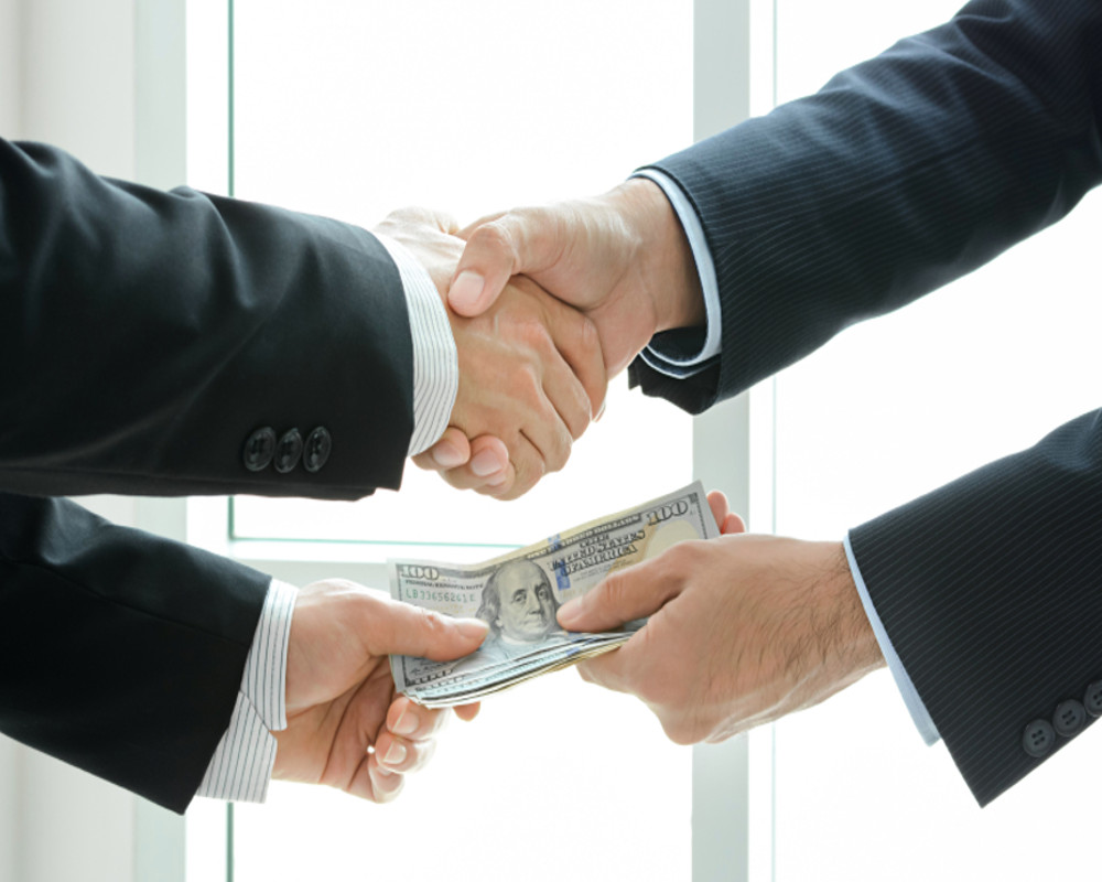 Corupție cu iz politic la o mare companie de stat. Mită, disimulată într-un contract