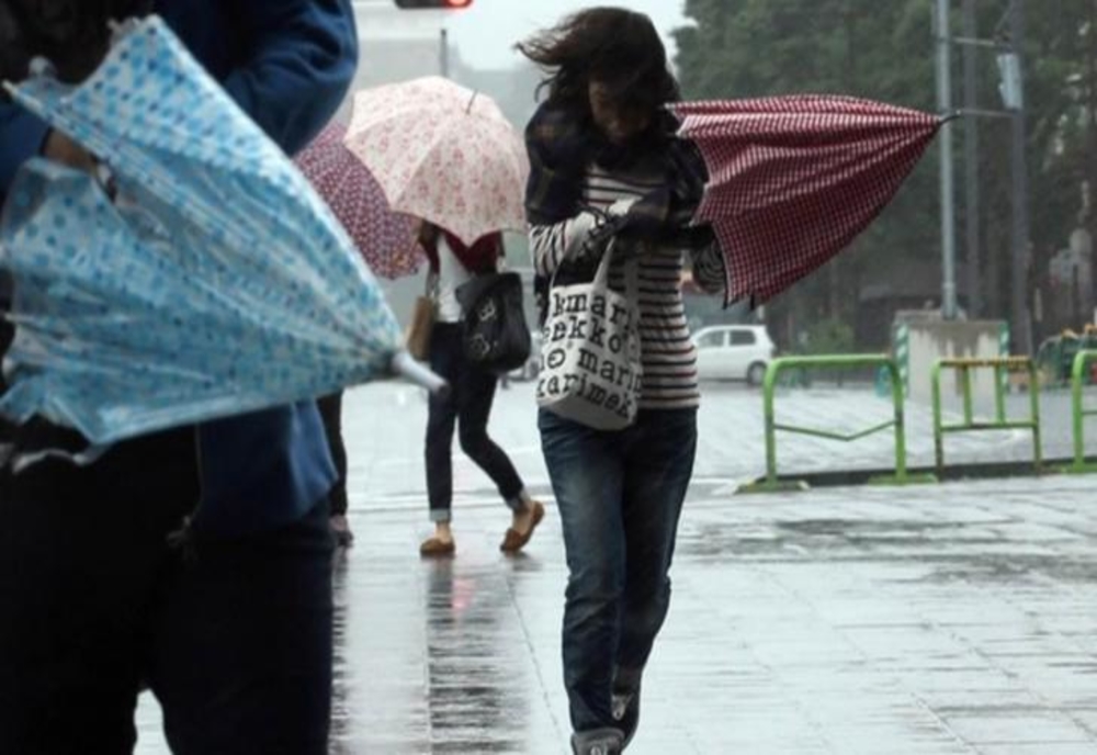 Cât de rău se strică vremea. ANM a emis cod roșu de ploi și vijelii