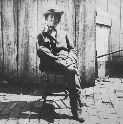 America este dată peste cap de fata în pantaloni