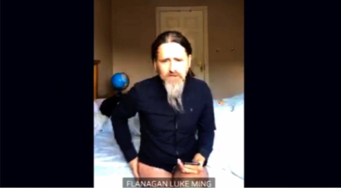 Apariţie şocantă la o dezbatere! Politicianul a participat în lenjerie intimă