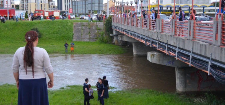 S-au reluat căutările fetiţei dispărute în apele râului Cibin