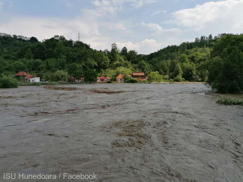 Dezastru în Hunedoara! Sute de persoane evacuate din cauza inundațiilor!