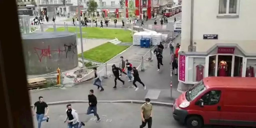 Două zile de ciocniri violente în capitala Austriei! Mobilizare în forță a poliției | VIDEO