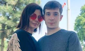 Șocant. A rămas însărcinată cu fiul vitreg și cei doi vor să se căsătorească. E oficial