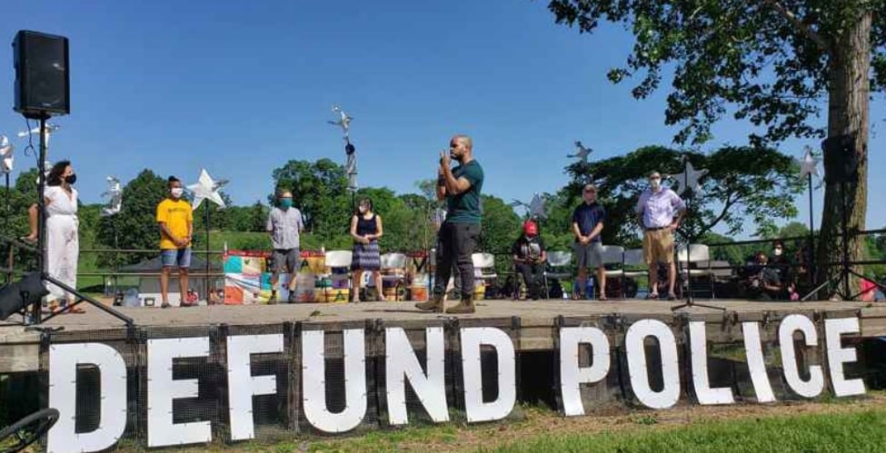 Minneapolis își „dezmembrează” poliția.  În alte orașe, Poliția este „castrată”, funcțiile sale fiind preluate de „asistența socială”