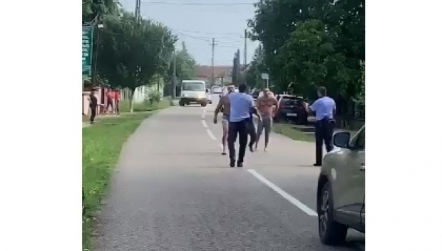 Polițiști scuipați și amenințați cu bătaia. Unul dintre scandalagii este și acum căutat