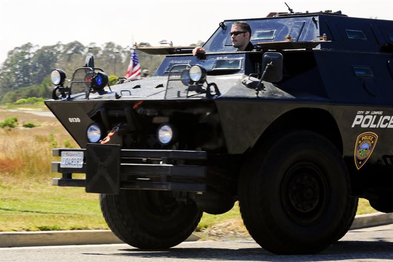 Nou atac democrat. Pentagonul „militarizează” poliția americană