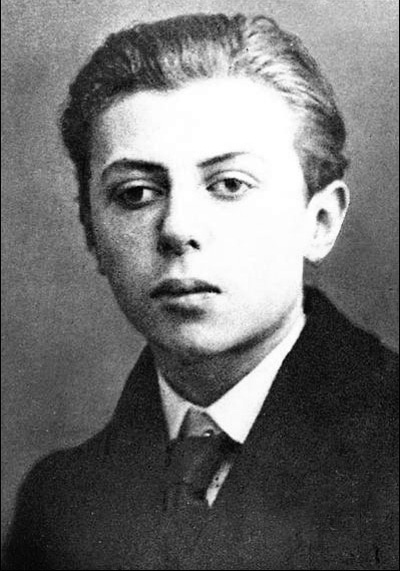 Cel care spunea că în război nu există victime inocente a ales să-și doarmă somnul de veci departe de părinți