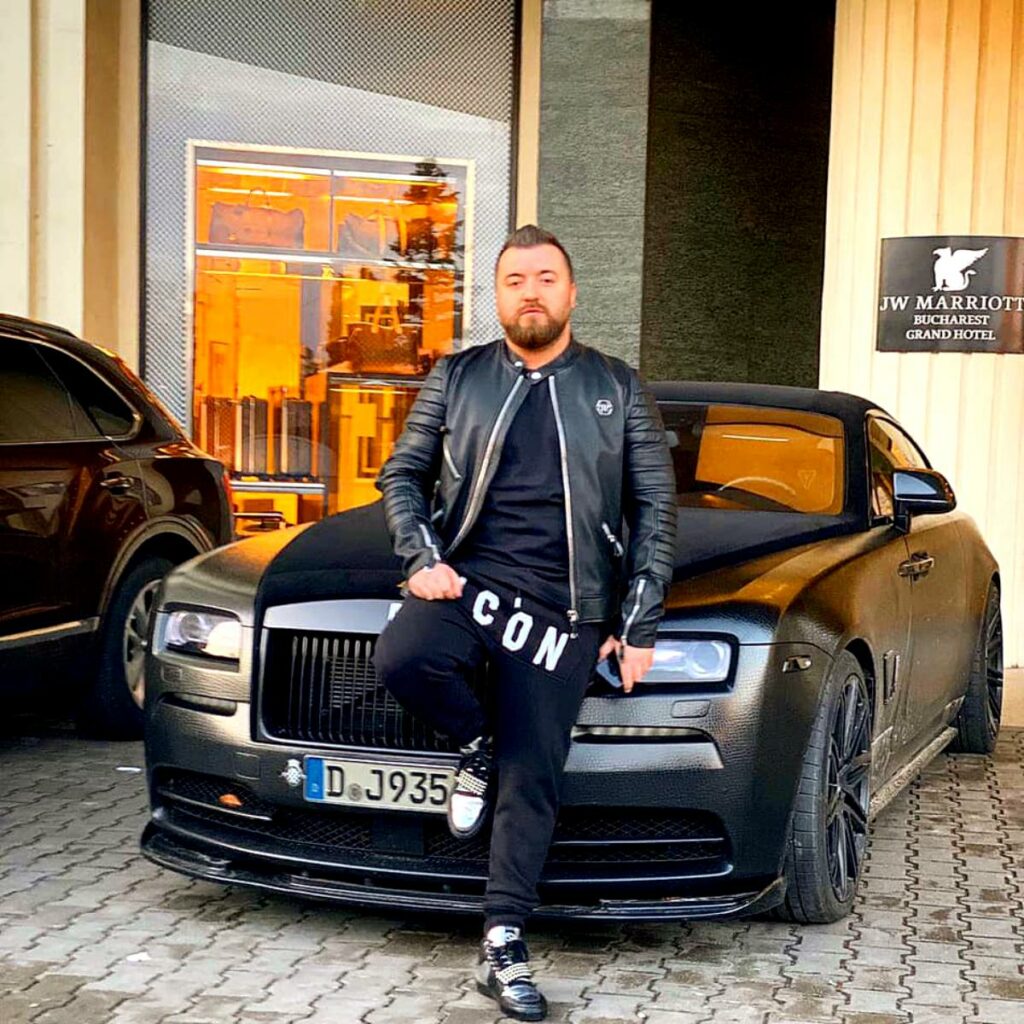 Răsturnare de situație în cazul proxenetului care și-a îmbrăcat Rolls Royce-ul în piele de șarpe. Victimele sunt în alertă