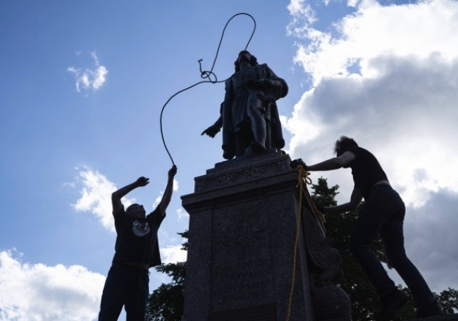 Albii nu mai există decât atunci când sunt Ticăloși. Nici Moartea nu îi salvează de blestem