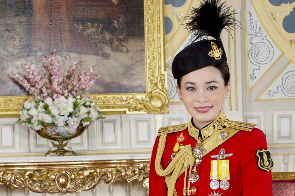 Fugită din țară cu Regele, e omagiată de supuși. Ce înseamnă să fii frumoasă