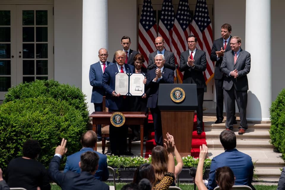 Trump: Sper că George Floyd ne privește de sus. E grozav ce se întâmplă țării