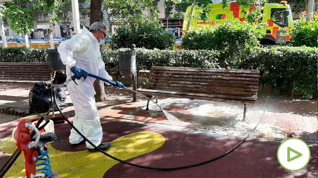 VIDEO! Cadavrul unui român din Madrid, acoperit de cartoane, pe o bancă