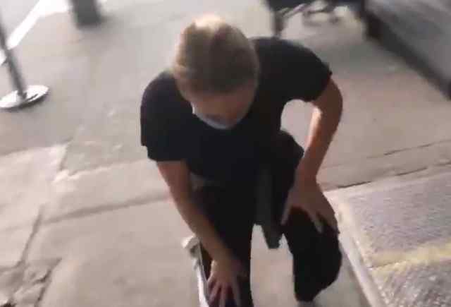 „În genunchi, femeie! Cere-ți iertare pentru privilegiul de albă!” (VIDEO)