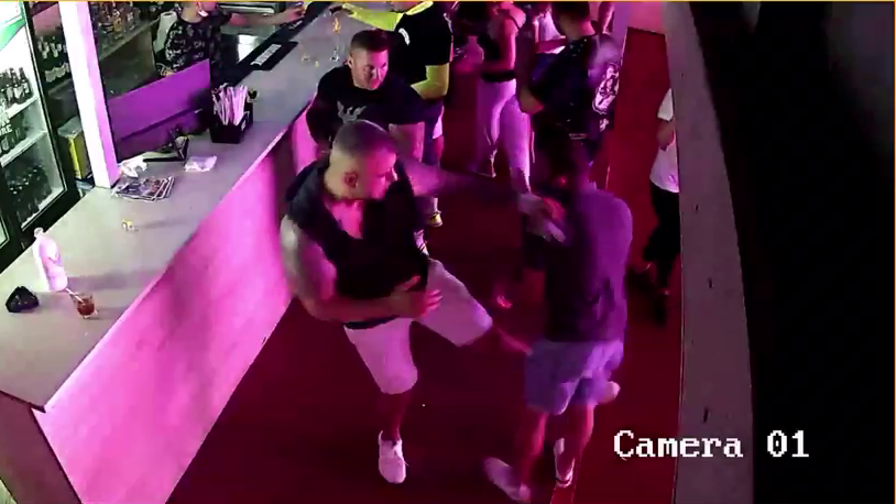 Scandal la Costinești. Tânăr, bătut de niște interlopi care au dansat lângă victima doborâtă la pământ