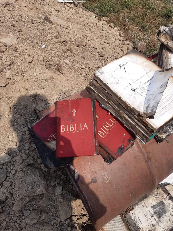 Unuia dintre cei mai iubiți preoți bucureșteni i-a ars casa în totalitate. Doar Bibliile și manuscrisele Părintelui Emanuel Ganciu au scăpat de la incendiu