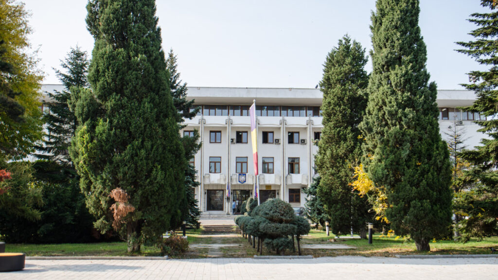 Prefectul de Constanța, în izolare la domiciliu. Ce a pățit o angajată din Cancelarie