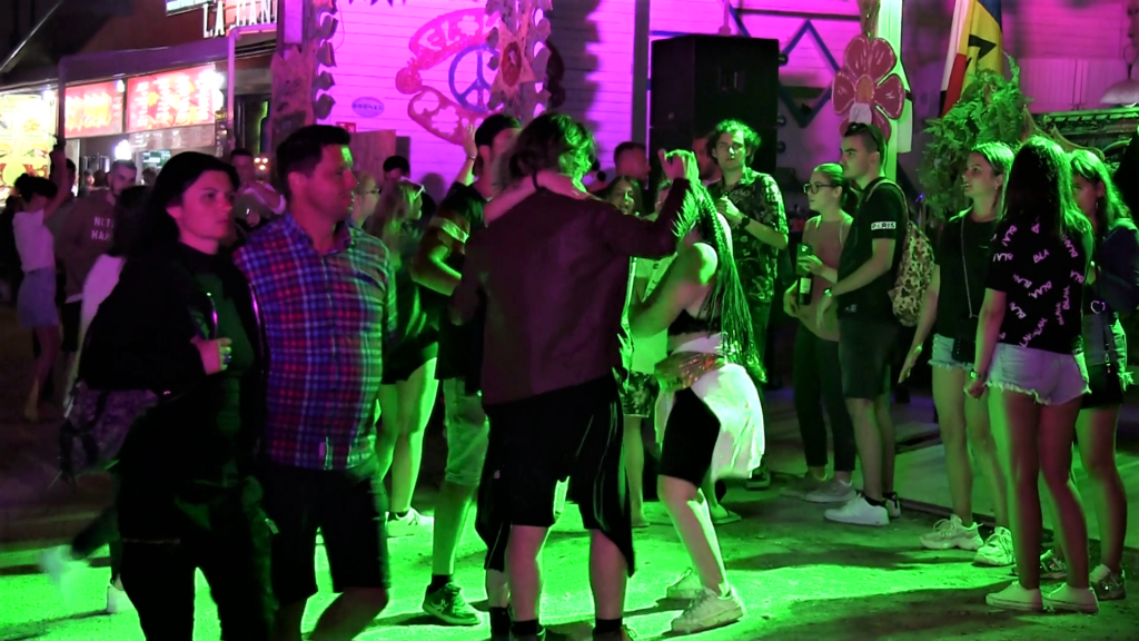 Întâmplări ciudate în toiul nopții la Vama Veche. Tânără, dezbrăcată și plină de sânge, aparent drogată, descoperită de o turistă