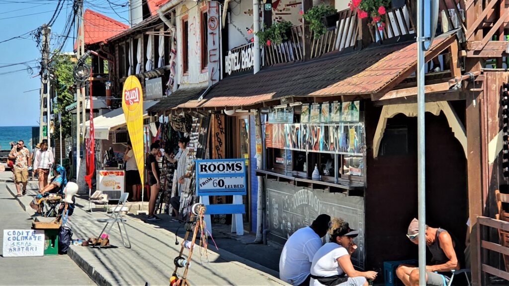 Au plecat la petrecere în Vama Veche și au primit amenzi de la poliție. Ce au găsit oamenii legii