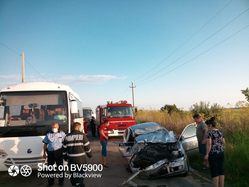 Tragedie auto! Accident îngrozitor între un autocar și un autoturism