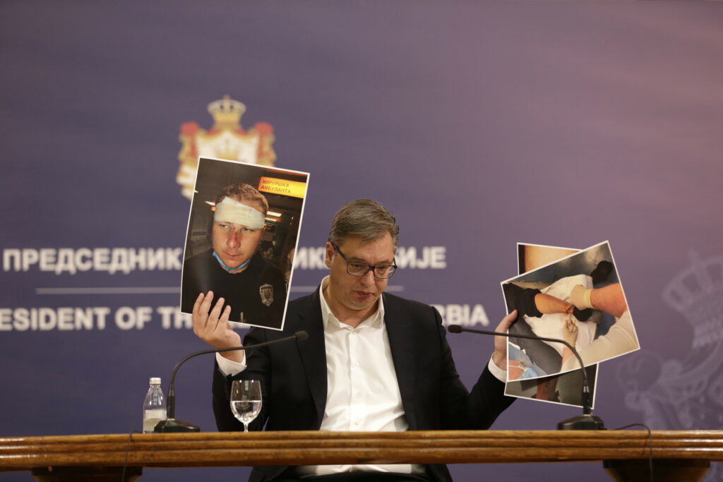 Luptă ca-n filme în Serbia! Teatru de război în fața Parlamentului