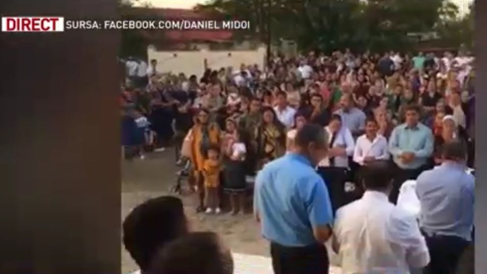 Întrunire religioasă la curte în plină pandemie. Lumea s-a călcat în picioare!