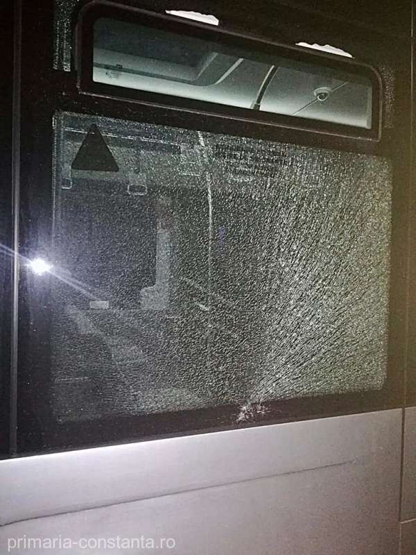 Panică în trafic! Autobuz, atacat cu pietre de copii!