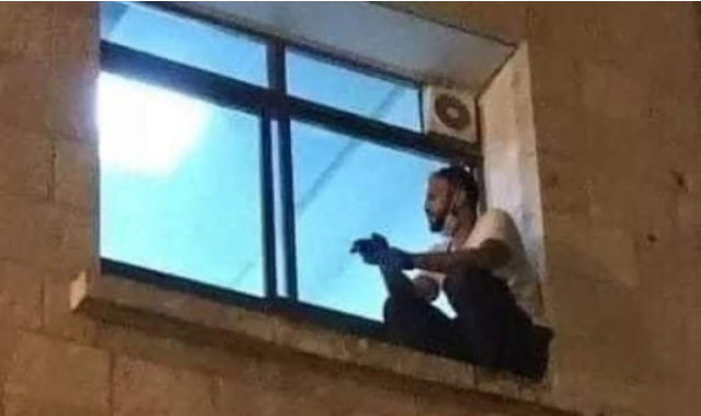 S-a cățărat pe spital doar ca să-și vadă mama murind! Femeia a fost răpusă de Covid-19