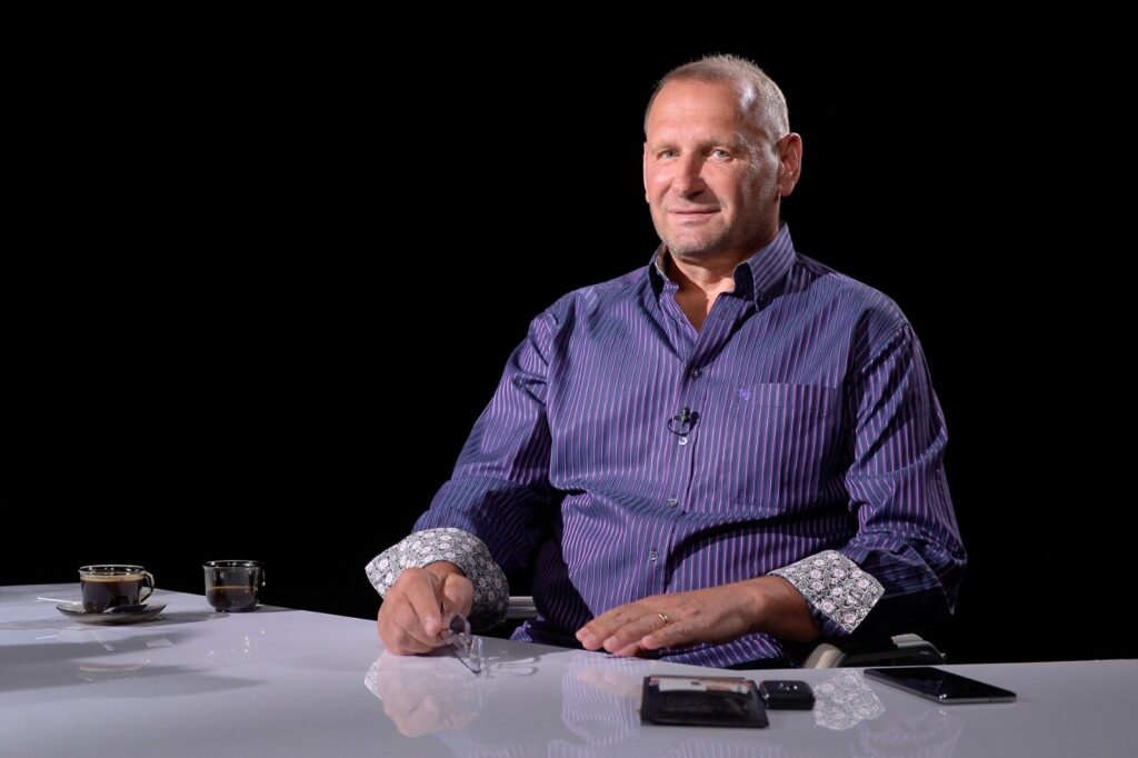 Unlocked. În traducere, Deblocat. Editorial de Viorel Cataramă