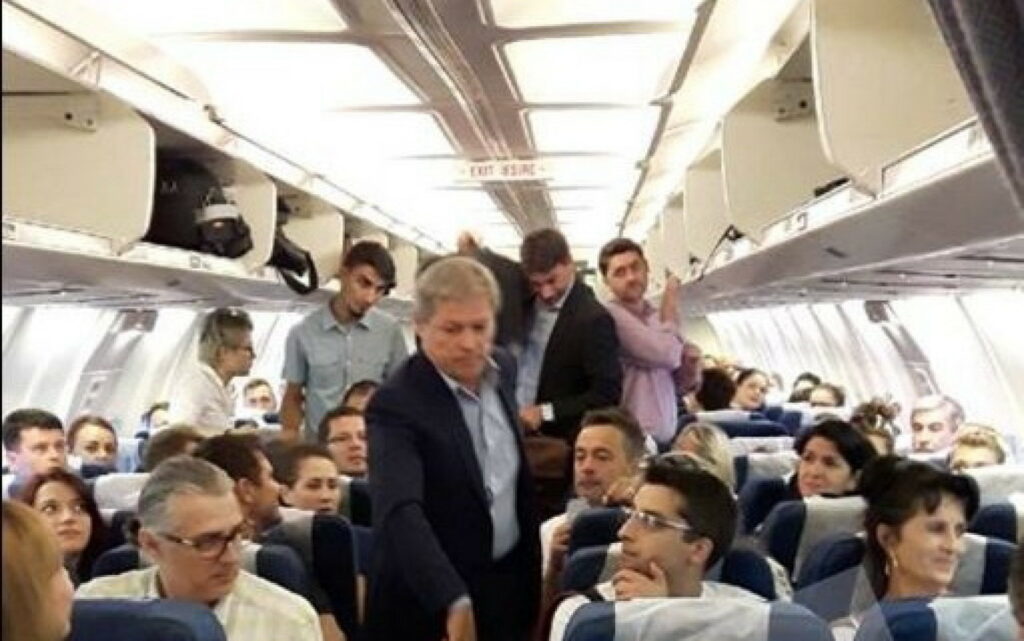 Scandal uriaș pe cursa Tarom, spre Cluj! Dacian Cioloș a fost coborât din avion