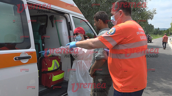 Ca în Evul Mediu! Ce spune femeia care și-a legat băiatul de un copac cu un lanț