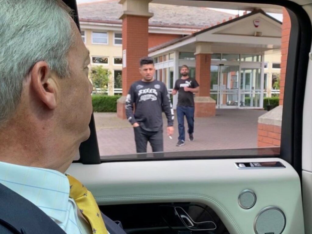 Farage dezvăluie: În țara lor, britanicii nu au loc de imigranți la hoteluri