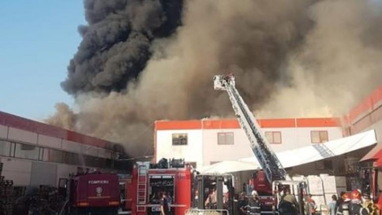 Risc de explozie! ISU în alertă! 20 de autospeciale, în luptă cu un incendiu puternic!