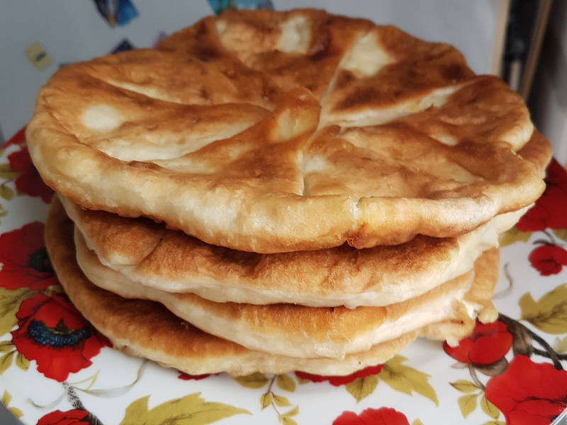 Rețetă delicioasă la tigaie: plăcintă cu brânză
