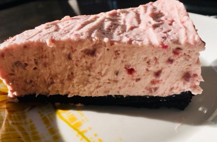 Prăjitură cu blat de biscuiți, fără coacere. Merită să încercați