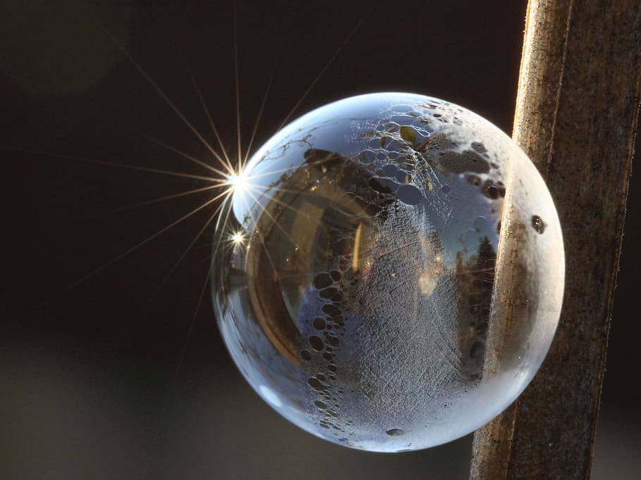 Cad din cer şi nimeni nu vrea să spună ce sunt! Imagini incredibile  în articol