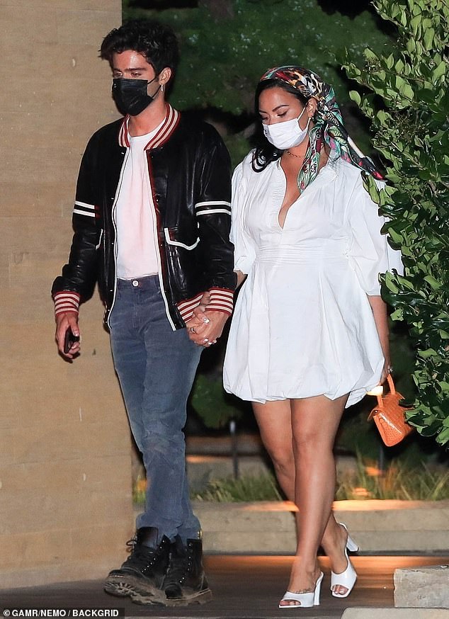 Demi Lovato și Max Ehrich, chiar așa îndrăgostiți sunt? Scene romantice în mașină!