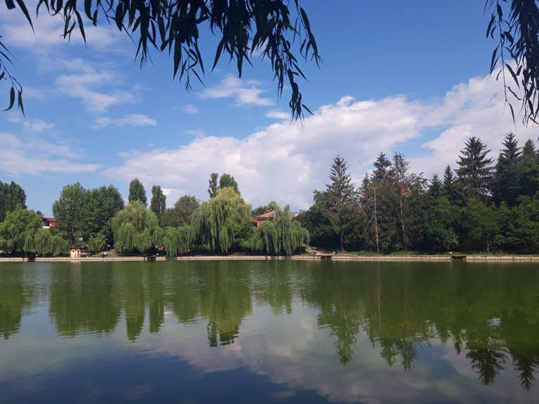 Legenda cutremurătoare a lacului blestemat de la Câmpina. „Pământul de deasupra se scufundă”