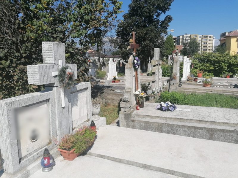 O femeie a ales să facă plajă pe un cavou! Imagine-şoc în articol