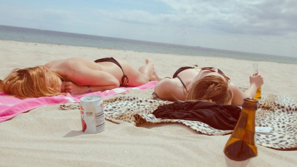 Halucinant. Cum s-au distrat pe plaja de la Costineşti două tinere infectate cu COVID 19