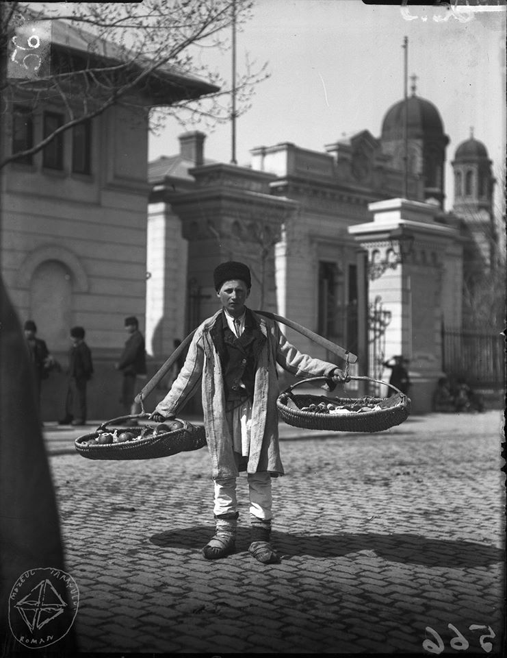 Un precupeț și un muls de capră în buricul Bucureștiului. Fotografii de colecție