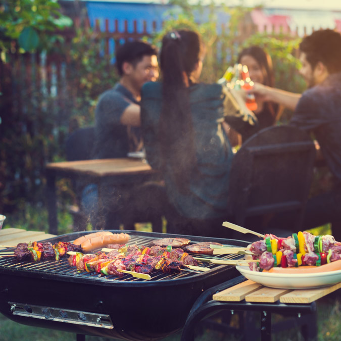 Petrecere ca-n vremuri bune în Maramureș. Au mâncat, au băut, acum dau cu „subsemnatul”