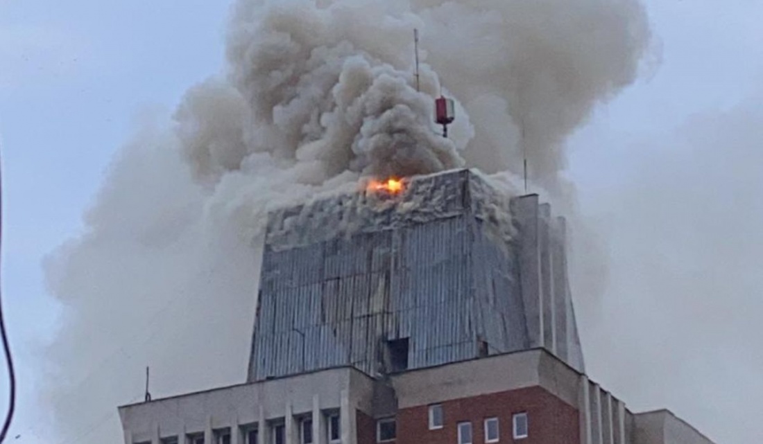 UPDATE. Panică la Reșița. Incendiu devastator în clădirea Primăriei, Consiliului Județean și Prefecturii