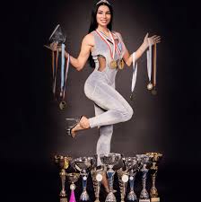 O campioană mondială la bikini fitness candidează la Primăria Rădăuți. Ce planuri are