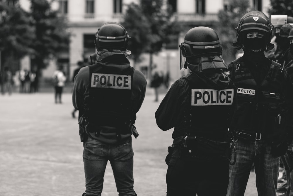 Democrații americani dau drumul la vânătoarea de polițiști! Au redus pedepsele!