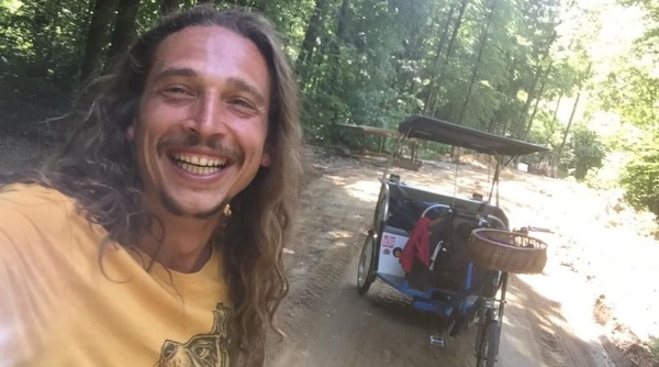 Aventură pe două roţi în plină pandemie! Un tânăr a mers cu bicicleta 2.500 de kilometri până acasă