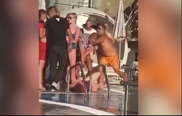 Scene de groază la o piscină din București. Bătaie ca-n filme între două femei