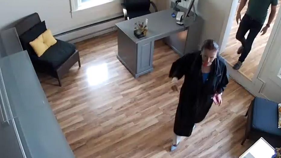 O celebră politiciană are stil în lupta cu pandemia. A fost la coafor fără mască de protecție!