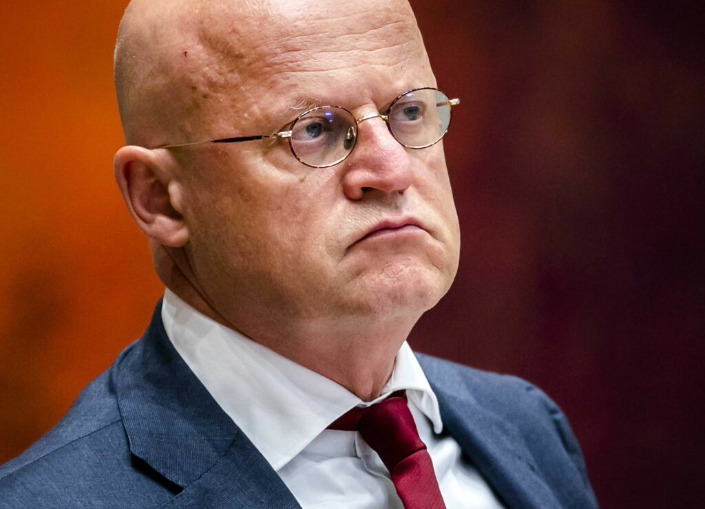 Ministru amendat pentru că nu a respectat regulile la căsătoria sa