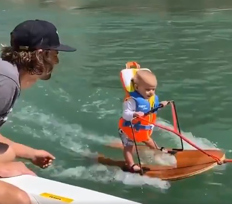 Nu știe încă să vorbească, dar face schi nautic. Copilul care a uimit omenirea